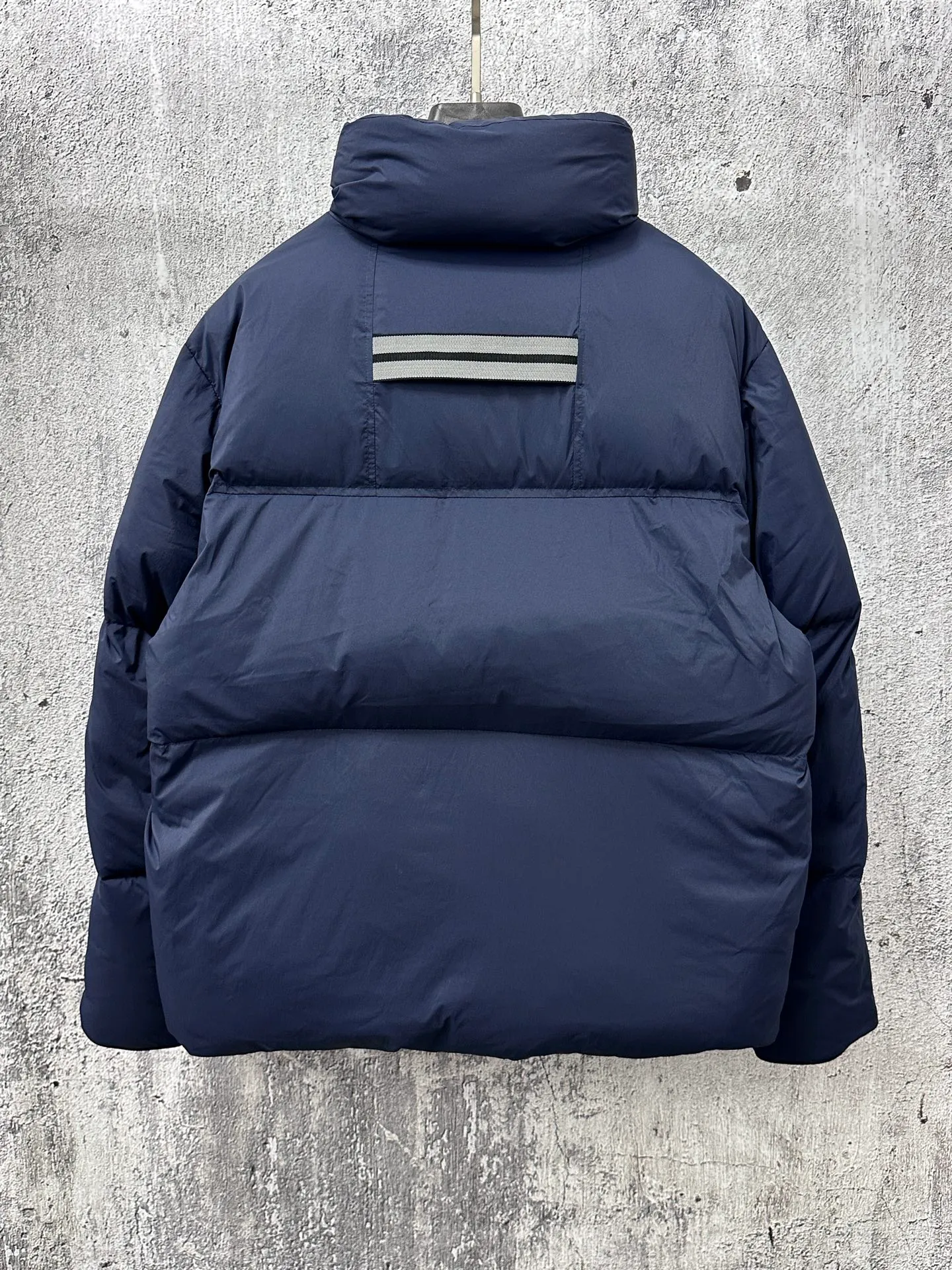 P840 【Canada gooes】Large Goose Sleeve Stand Collar Down Jacket Lawrence down jacket provides basic protection for daily adventures. Delicately soft fabric, this is a water-repellent fabric that is soft to the touch yet durable. Filled with extremely fluffy white duck down. This piece has a quilted body and structured down. Padded collar and reflective double-stripe grip tape. Extended hem and tucked-in inner rib-knit cuffs. Size: XS-2XL
